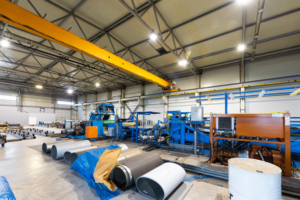 仓库存放的钢卷照片;工厂的冷轧钢卷。工程生产图片下载