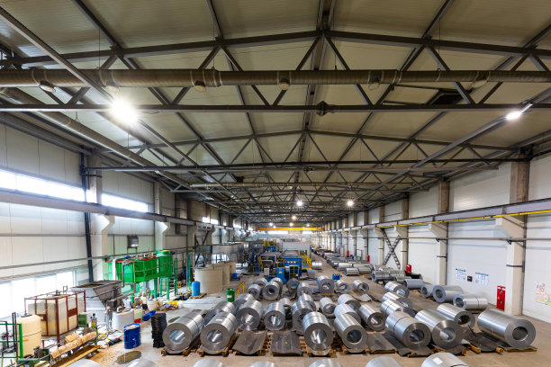 屋顶金属瓦生产线照片。金属车间的成型机。背景的植物图片下载