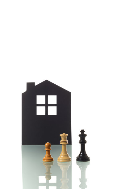 背景中有房子剪影的棋子。图片下载
