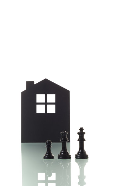背景中有房子剪影的棋子。图片下载