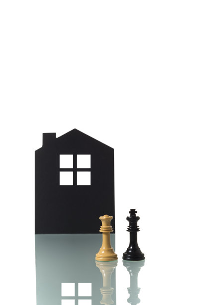 背景中有房子剪影的棋子。图片下载