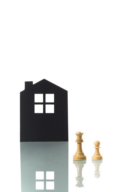 背景中有房子剪影的棋子。图片下载