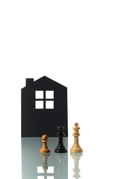 背景中有房子剪影的棋子。图片下载