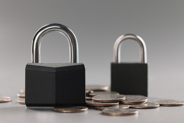 组合式挂锁在钱币上，用于金融安全，象征保护金融图片下载