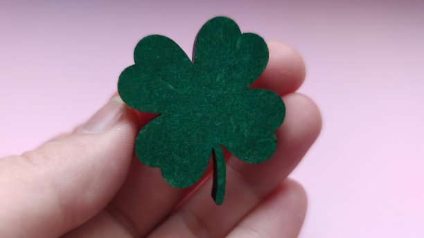 手握三叶草，帕特里克的一天图片下载