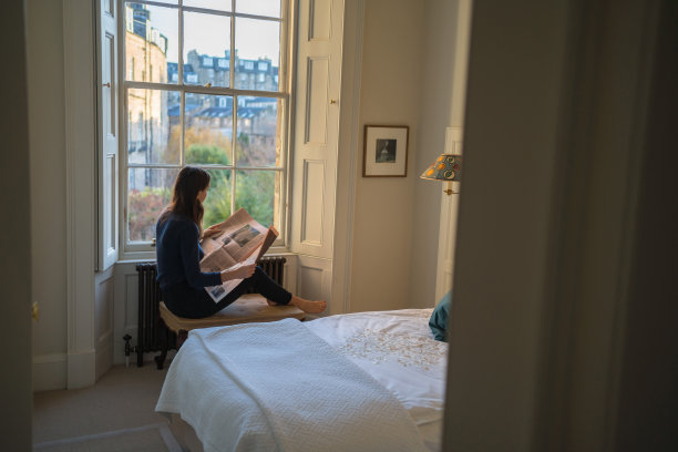 年轻女子在家看报图片下载