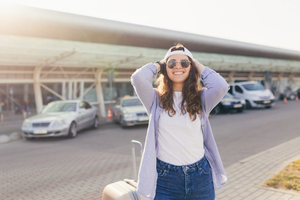 年轻漂亮的女孩在机场，带着行李上了飞机，坐飞机度假，踏上了旅程图片下载