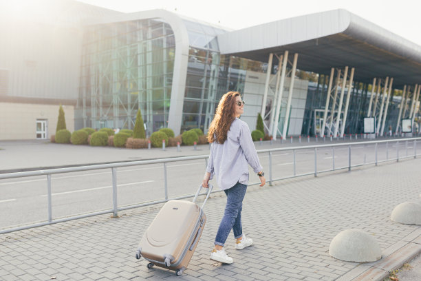 年轻漂亮的女孩女人提着行李箱，拿着手机，找人打电话，找出租车，到了机场，坐上飞机，来到一个陌生的城市，用GPS导航图片下载