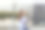 一个年轻美丽的女人的肖像，快乐地听音乐从手机在耳机里，坐在街上，附近的机场，火车站，公交车站图片下载