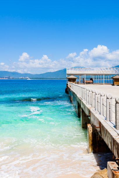 蔚为壮观的天空、云景、蔚蓝的大海、廊桥桥墩图片下载