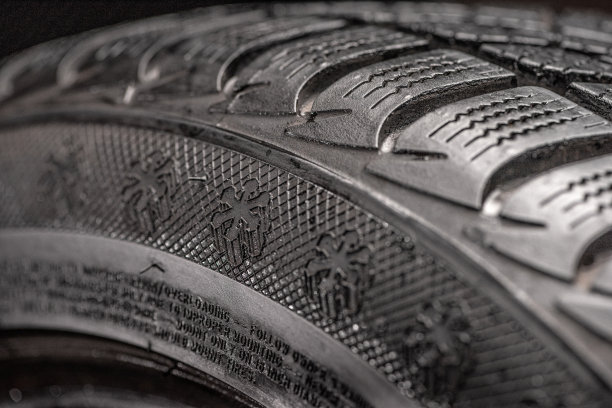 冬季轮胎孤立在黑色背景上图片下载