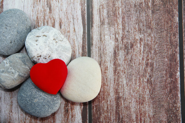 灰色石头上的红心图片下载