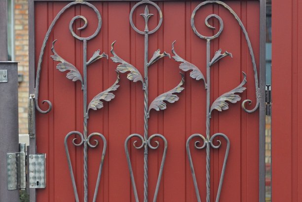 灰红色纹理的铁锻造棒的图案图片下载