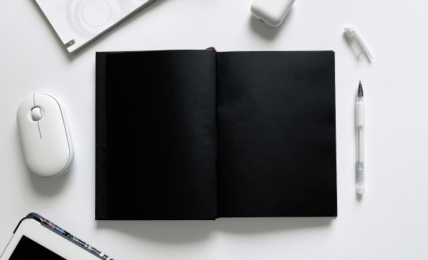 关于工作过程或教育主题的布局，在白色背景下使用记事本，钢笔，平板电脑，鼠标，耳机。Flatlay,俯视图图片下载