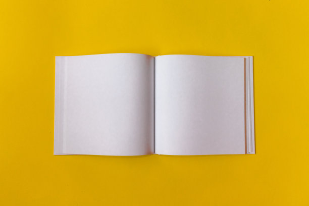 记事本用于笔记，为文本留出空白。黄色背景。图片下载