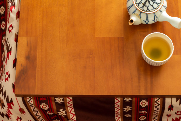 有窗户的客厅里，茶放在小松饼上图片下载