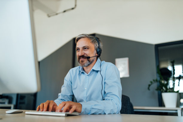 商人使用耳机。图片下载