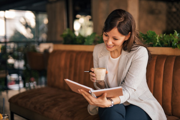 棕色的背景，现代的咖啡馆。图片下载