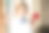 一位身穿白大褂的女医生拿着一个心脏模型。图片下载