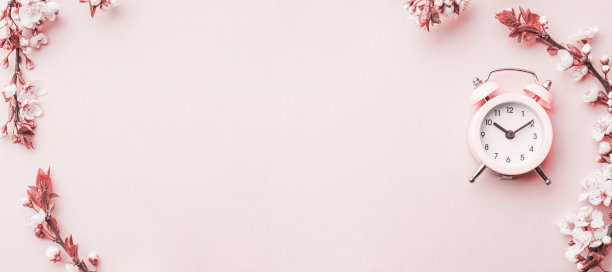 春天的花开花落，五月的花与闹钟上的粉红色。为旗帜，樱花盛开的枝头衬托背景。梦幻浪漫的形象，景观全景，复制空间。图片下载