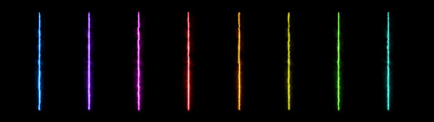 黑色背景上的彩色光线图片下载