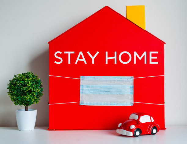 红房子，带着口信和医用口罩。社会距离、远程学习、家庭教育、冠状病毒、隔离。图片下载
