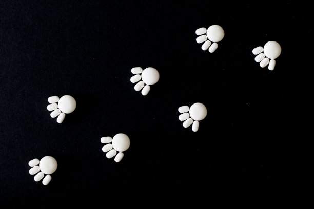 使用糖果在黑色背景上创建足迹图片下载