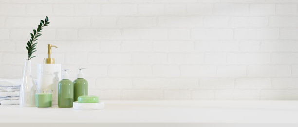 现代时尚的浴室产品瓶模型在白色的工作台上。图片下载