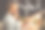 家人和朋友在屋顶露台上庆祝晚餐图片下载