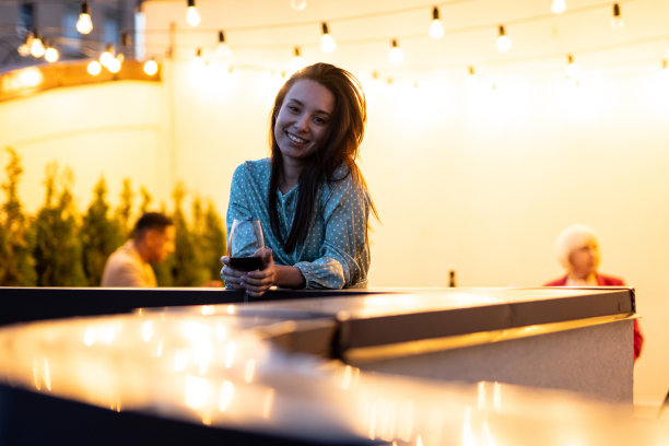 家人和朋友在屋顶露台上庆祝晚餐图片下载