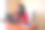 西班牙裔女性，一杯热饮，带着笔记本电脑和麦克风在家工作图片下载