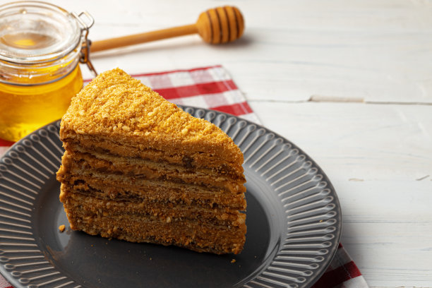 将分层的蜂蜜蛋糕切成薄片放在盘中图片下载