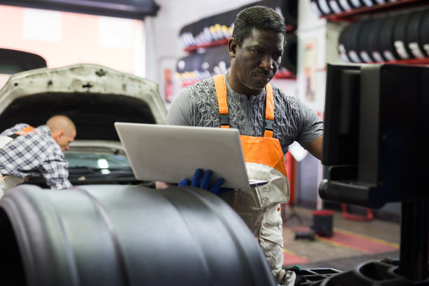 汽车诊断。汽车修理工正在检查发动机故障图片下载