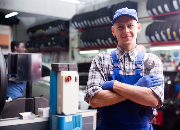 机械师在汽车服务附近摆姿势的肖像图片下载