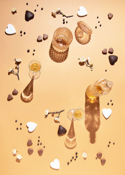 瓶子，杯子，花和心的创意模式与一个圆形复制空间在中间图片下载