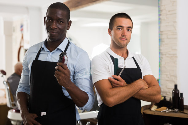 两个专业的理发师图片下载