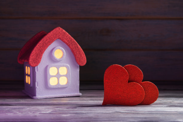 房子上有两颗红心，窗户闪闪发光。Valentineâ节日问候图片下载