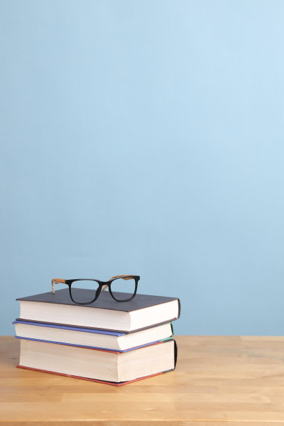 眼镜在教科书图片下载