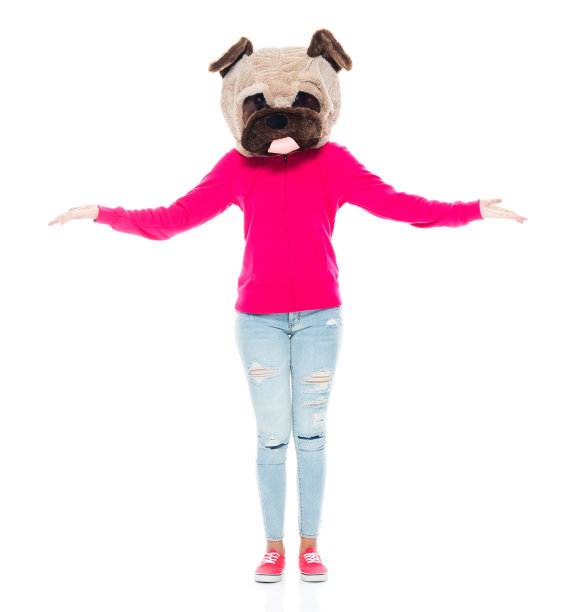 z一代女主持人穿着狗装站在白色背景前图片下载