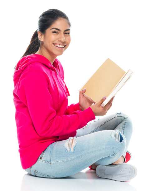 z一代年轻的女学生穿着裤子，拿着书在白色背景前休息图片下载