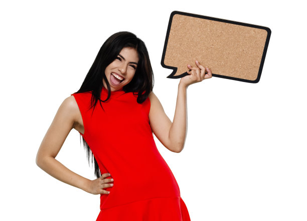 拉丁美洲和西班牙裔的年轻女性站在白色背景前，穿着连衣裙，拿着演讲泡泡图片下载