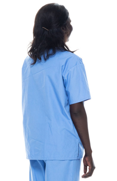 非洲裔女性，穿着运动鞋站在白色背景前图片下载