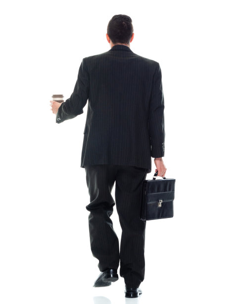 白人男性商务人士，穿着商务服，拿着公文包，走在白色背景前图片下载