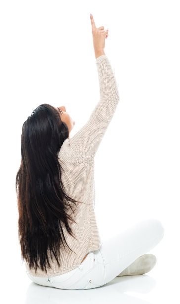 拉丁美洲和西班牙裔的年轻妇女休息在白色背景前穿着暖和的衣服图片下载