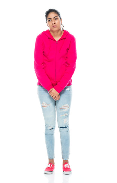 z一代女性穿着连帽衫站在白色背景前图片下载