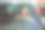 好消息:快乐的中年男子在车里用手机，看起来充满了快乐和幸福图片下载