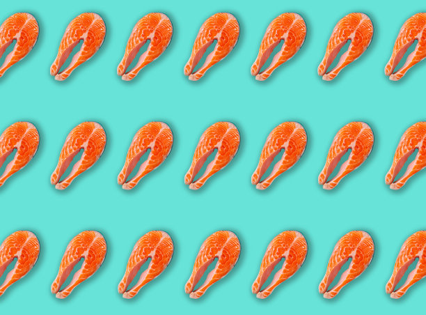 图案由生的新鲜鱼鲑鱼牛排在蓝色干净的背景上顶视图图片下载