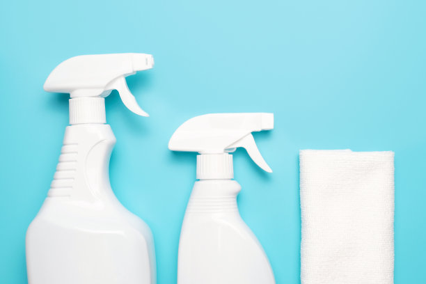 洗涤剂和蓝色背景的抹布，这是春季清洁的概念。图片下载