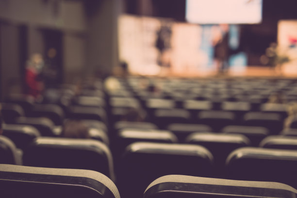 音乐厅里空荡荡的椅子图片下载