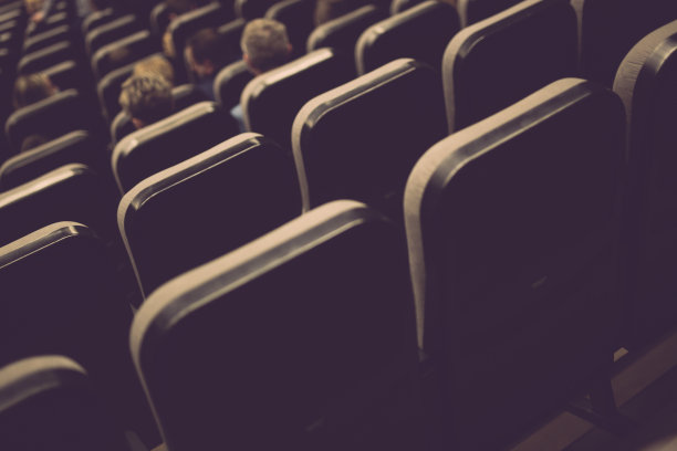 音乐厅里空荡荡的椅子图片下载